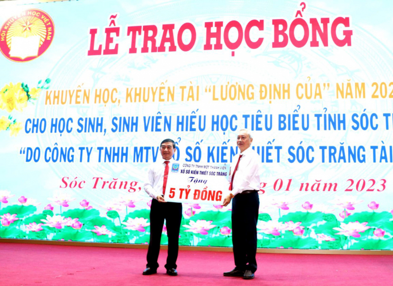 Trao trên 1,2 tỷ đổng học bổng cho học sinh, sinh viên Sóc Trăng -0