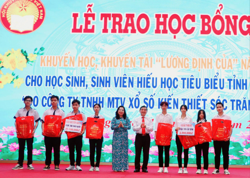 Trao trên 1,2 tỷ đổng học bổng cho học sinh, sinh viên Sóc Trăng -0