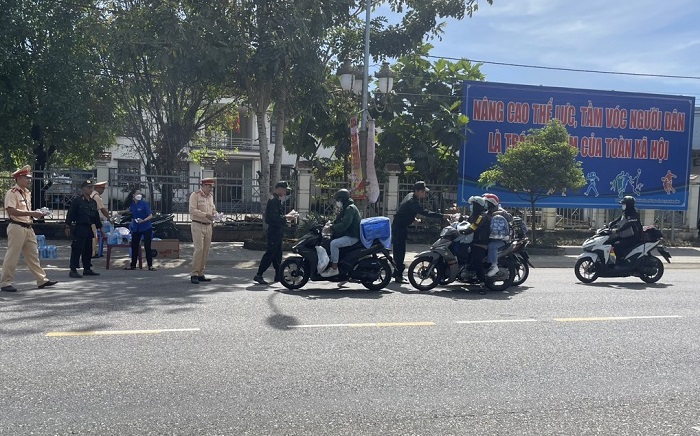 Ấm áp sắc nắng vàng trên đường người dân trở về quê ăn Tết -0