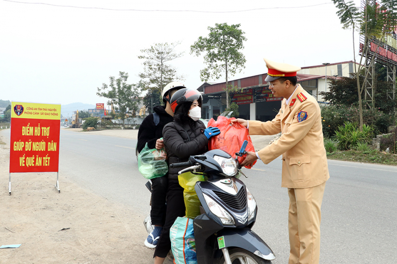 Ấm áp sắc nắng vàng trên đường người dân trở về quê ăn Tết -0