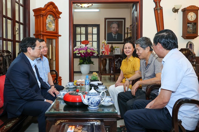 Thủ tướng Phạm Minh Chính dâng hương tưởng nhớ các đồng chí cố Thủ tướng Chính phủ -0