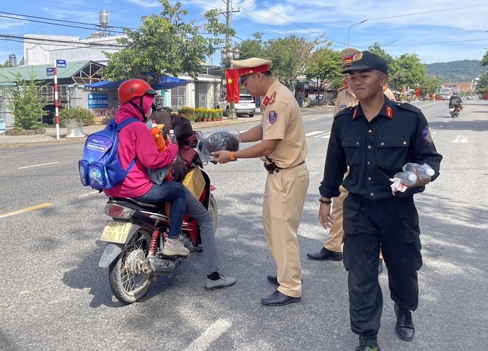 Ấm áp sắc nắng vàng trên đường người dân trở về quê ăn Tết -0