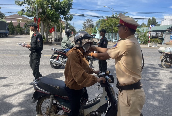 Ấm áp sắc nắng vàng trên đường người dân trở về quê ăn Tết -0