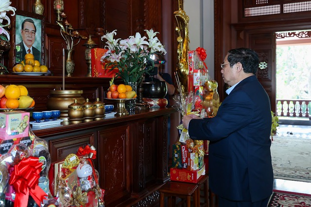 Thủ tướng Phạm Minh Chính dâng hương tưởng nhớ các đồng chí cố Thủ tướng Chính phủ -0