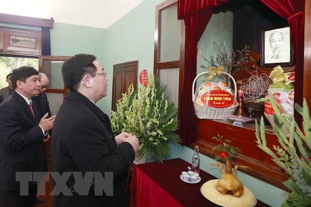Chủ tịch Quốc hội dâng hương tưởng niệm Chủ tịch Hồ Chí Minh -0