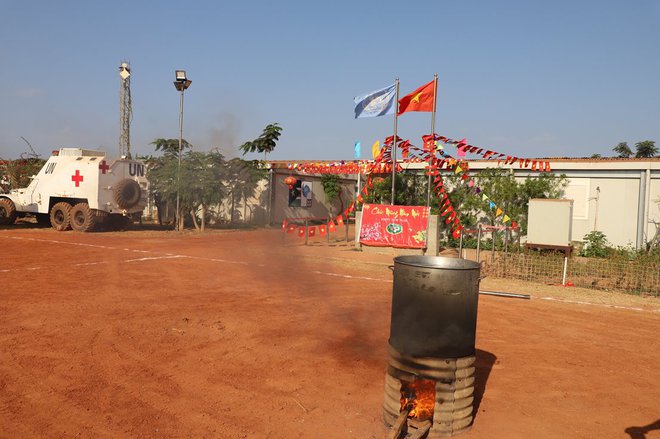 Chiến sĩ mũ nồi xanh đón Tết cổ truyền ở Nam Sudan -0