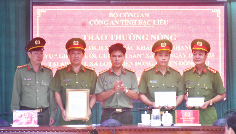 Thưởng nóng Ban chuyên án phá vụ giết tài xế xe ôm cướp tài sản -0