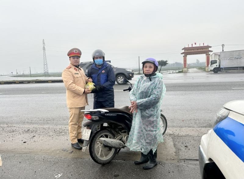 Ấm áp sắc nắng vàng trên đường người dân trở về quê ăn Tết -0