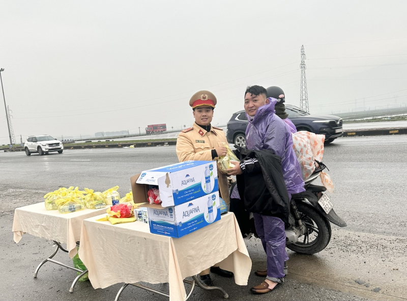 Ấm áp sắc nắng vàng trên đường người dân trở về quê ăn Tết -0