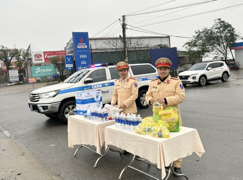 Ấm áp sắc nắng vàng trên đường người dân trở về quê ăn Tết -0