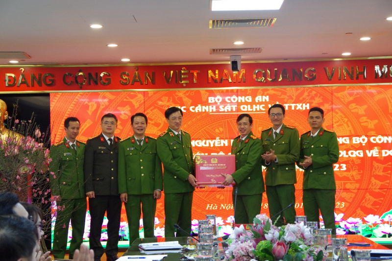 Deputy Minister Nguyen Duy Ngoc pays pre-Tet visit to the National Data Center -0