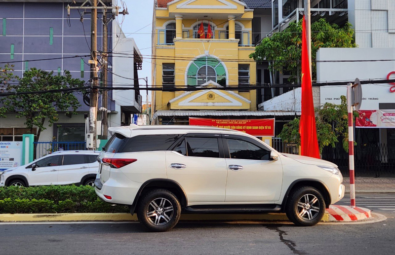 Kịp thời cứu tài xế đột quỵ trong xe 7 chỗ -0