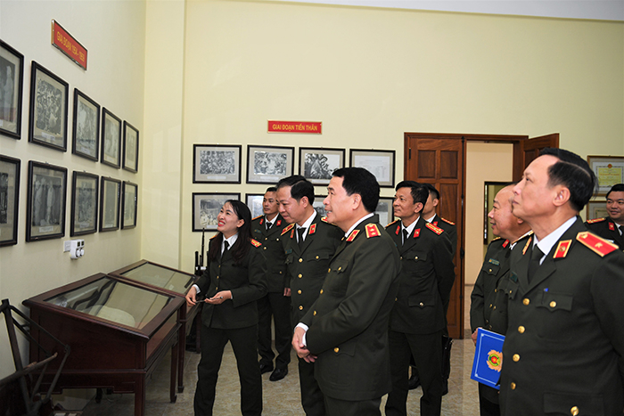 Thứ trưởng Lê Quốc Hùng kiểm tra công tác ứng trực, chúc Tết một số đơn vị thuộc Bộ Công an -0