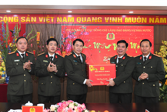 Thứ trưởng Lê Quốc Hùng kiểm tra công tác ứng trực, chúc Tết một số đơn vị thuộc Bộ Công an -0