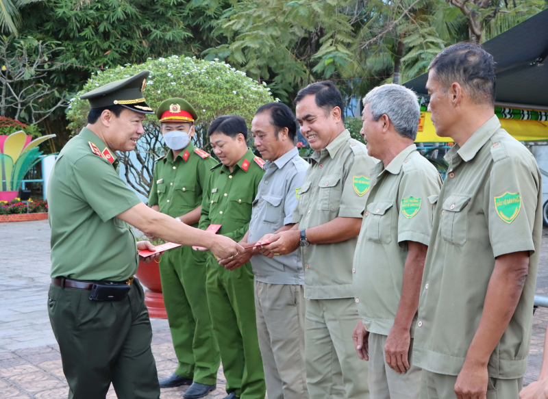 Chủ nhiệm Ủy ban Quốc phòng và An ninh của Quốc hội chúc Tết tại Bạc Liêu -0