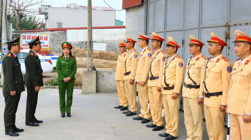 Thứ trưởng Trần Quốc Tỏ kiểm tra, chúc Tết CBCS làm nhiệm vụ tại Nam Định -0