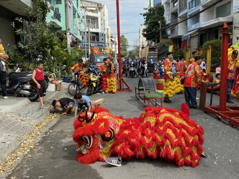 Trẻ em thích thú xem lân rồng ngày mùng 2 Tết -3