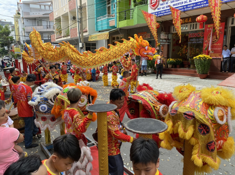 Trẻ em thích thú xem lân rồng ngày mùng 2 Tết -4