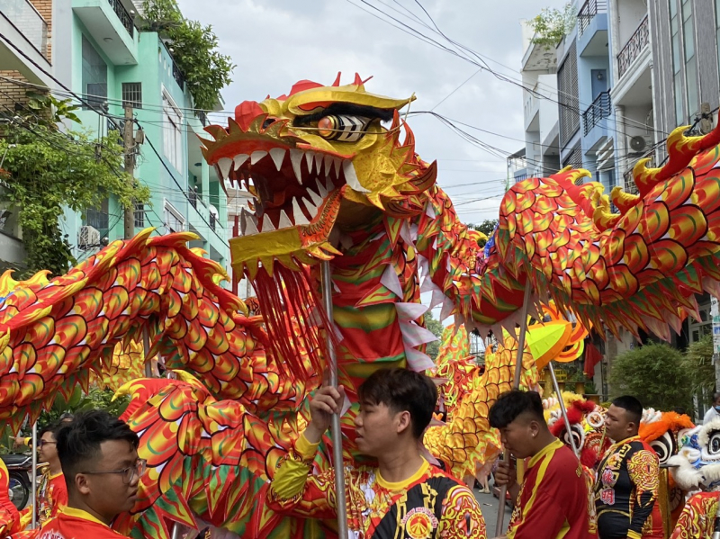 Trẻ em thích thú xem lân rồng ngày mùng 2 Tết -7