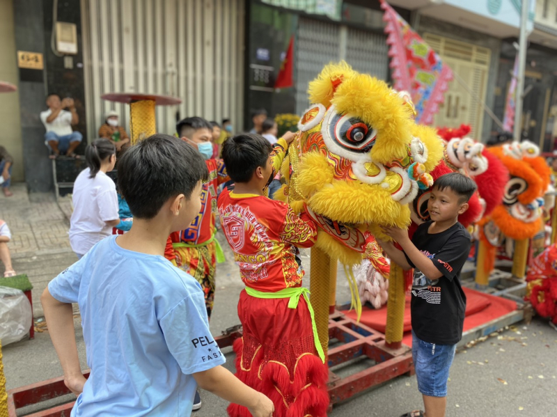 Trẻ em thích thú xem lân rồng ngày mùng 2 Tết -9