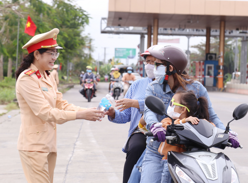 Mát lòng người dân trên hành trình trở lại thành phố sau Tết -0