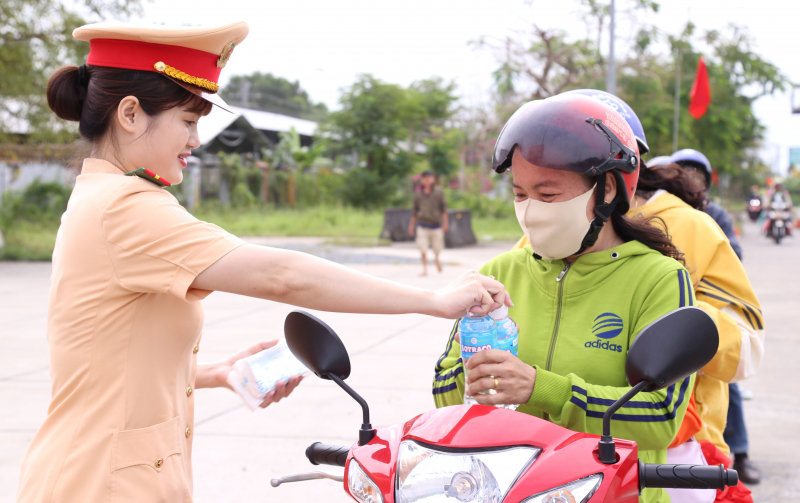 Mát lòng người dân trên hành trình trở lại thành phố sau Tết -0