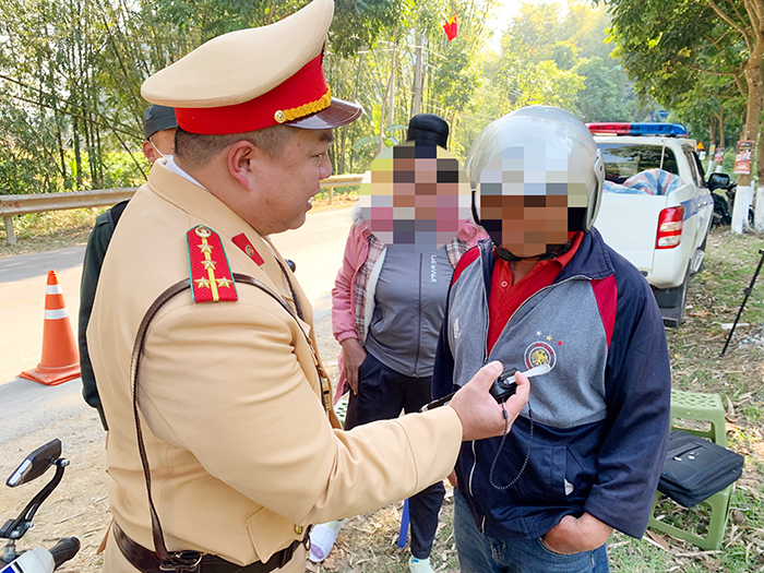 Rời cuộc vui, tiên tửu “ghé” chốt nộp phạt đầu Xuân -0