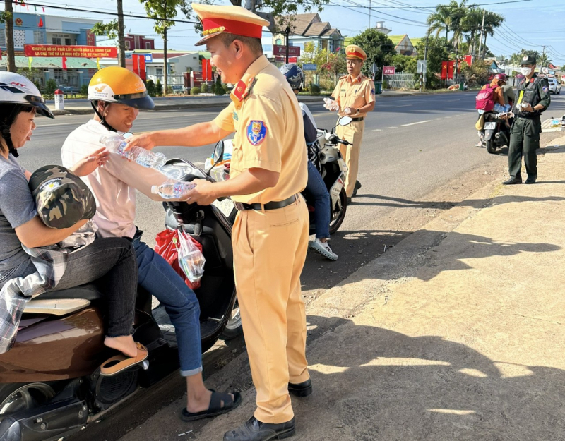 Công an Đồng Nai phát nước và khăn lạnh cho người dân lưu thông trên các Quốc lộ -0