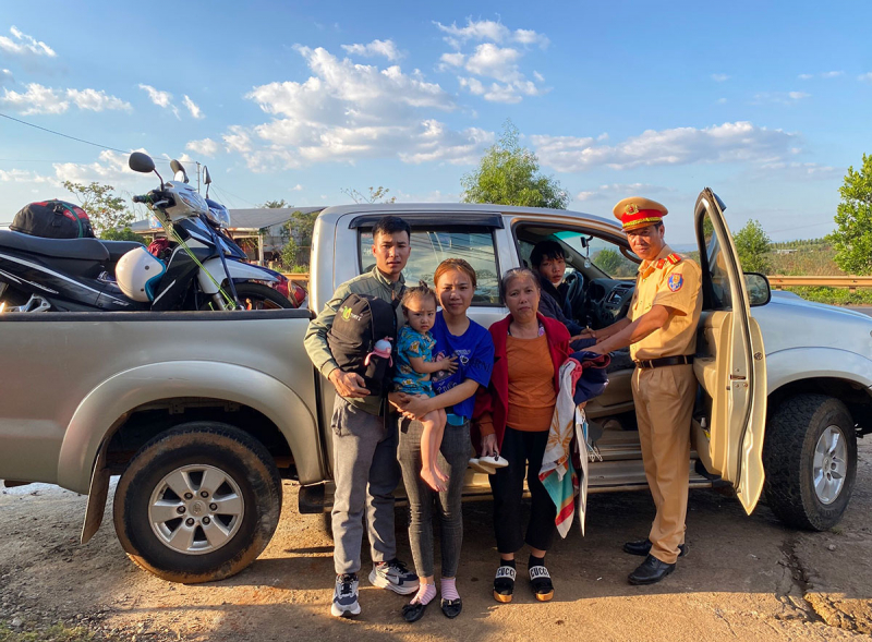 CSGT Đắk Nông hỗ trợ người dân quay lại các tỉnh phía nam làm việc an toàn -0