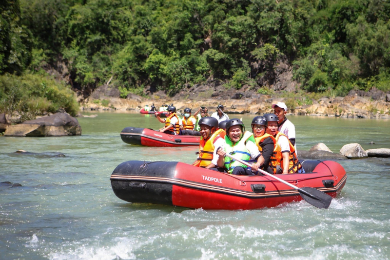Du khách chen chân đi ngắm thác ngày Xuân -0