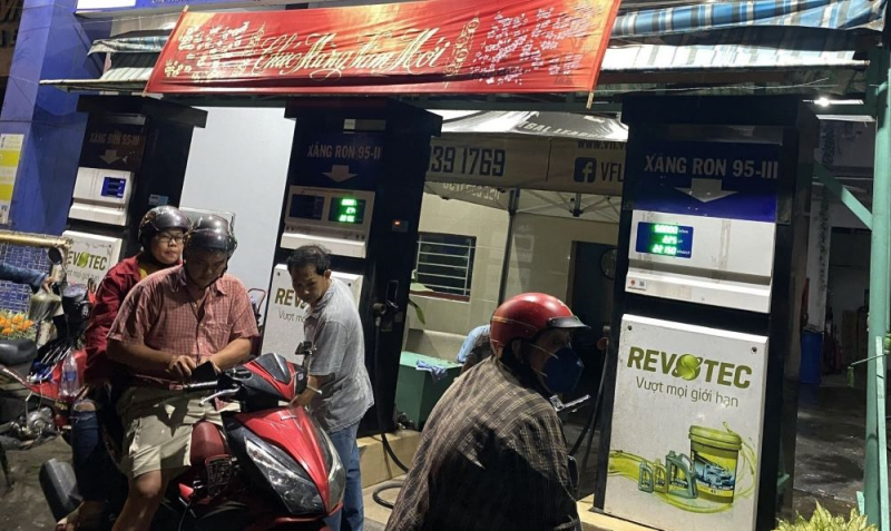 Nhiều cửa hàng tại TP Hồ Chí Minh hết xăng dầu và tạm ngưng để nghỉ Tết -0