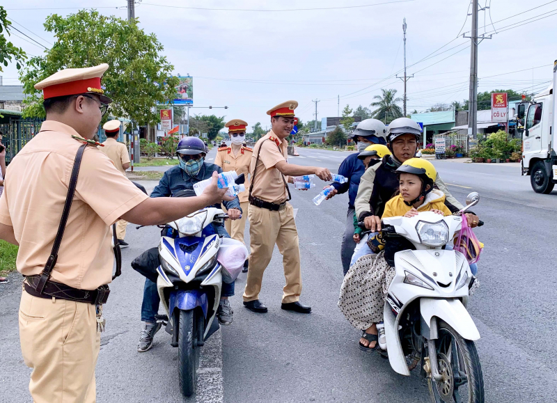 Đồng hành cùng người dân trên hành trình mưu sinh -0