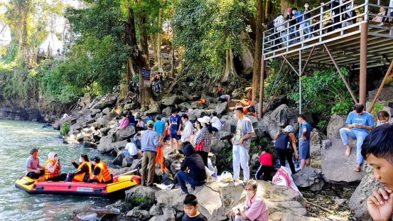 Du khách chen chân đi ngắm thác ngày Xuân -0