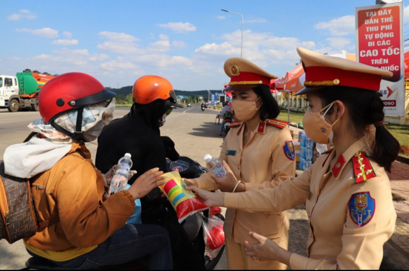 CSGT Đắk Nông hỗ trợ người dân quay lại các tỉnh phía nam làm việc an toàn -0
