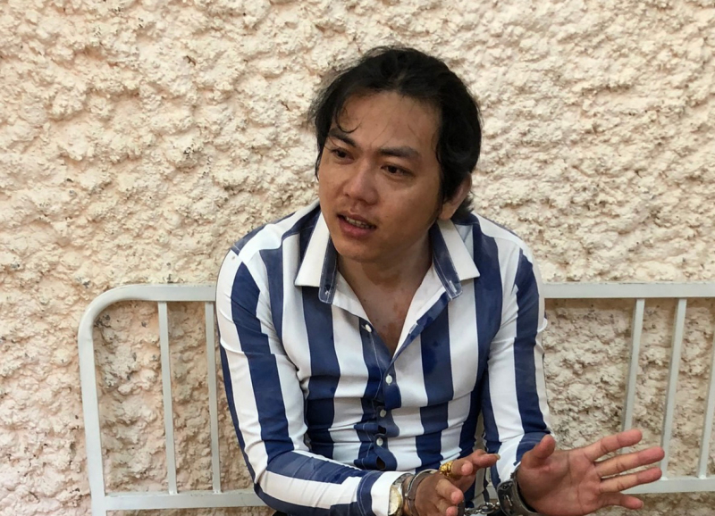 Dùng súng bắn đạn cao su cướp tiệm vàng -0