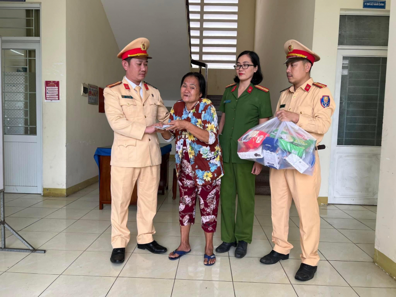 CSGT Quảng Ngãi giúp đỡ hoàn cảnh khó khăn của 3 bà cháu -0