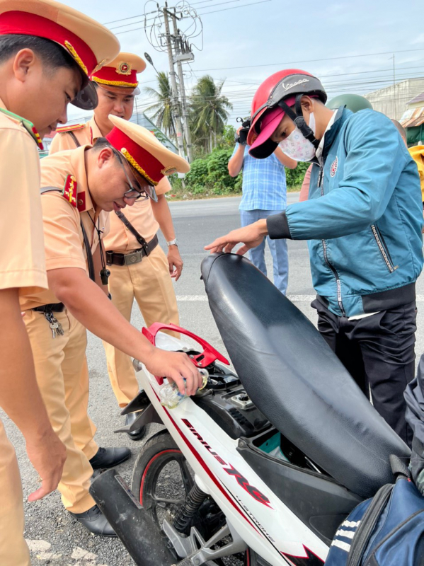 đổ xăng.jpg -1