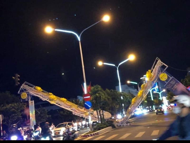 Khắc phục sự cố sập cổng chào mừng năm mới trên đường Trần Phú TP Nha Trang -0