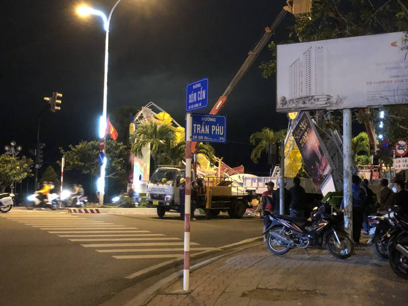 Khắc phục sự cố sập cổng chào mừng năm mới trên đường Trần Phú TP Nha Trang -0