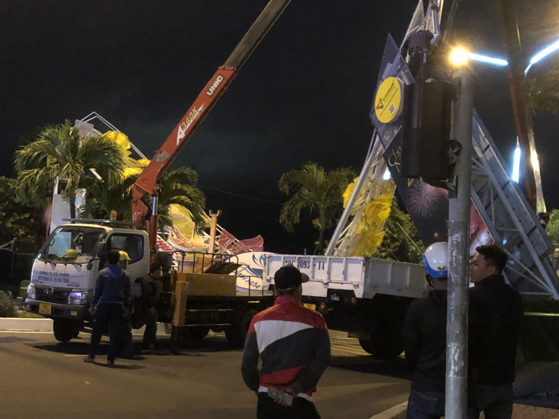 Khắc phục sự cố sập cổng chào mừng năm mới trên đường Trần Phú TP Nha Trang -1