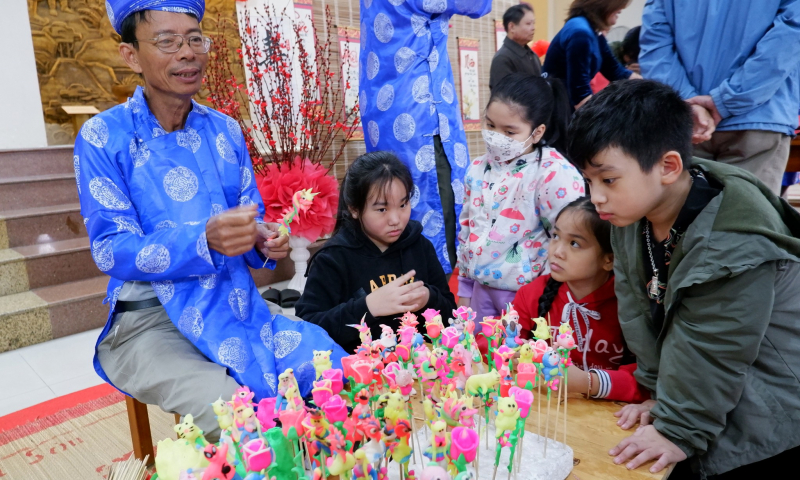 Du khách háo hức “Trẩy hội đầu xuân” những ngày đầu năm mới  -1