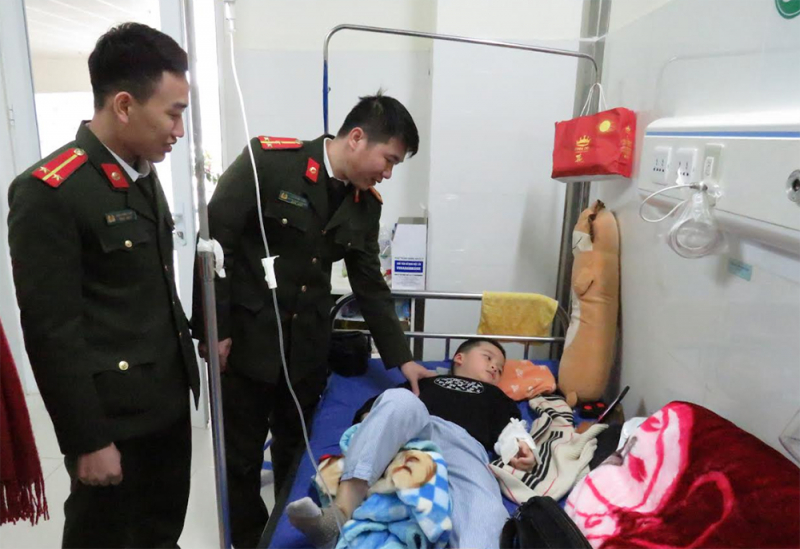 Trung úy Công an hiến máu cứu cháu bé qua cơn nguy kịch -1