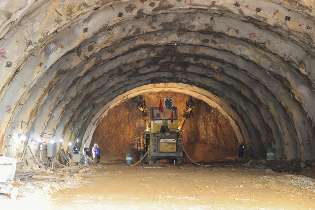 Thủ tướng kiểm tra dự án cao tốc Diễn Châu-Bãi Vọt, thị sát thi công hầm Thần Vũ -0