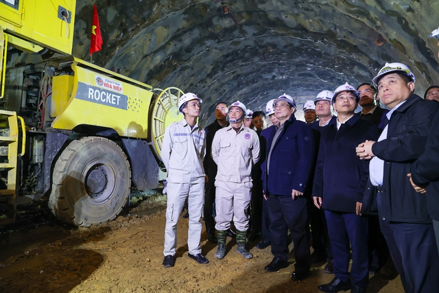 Thủ tướng kiểm tra dự án cao tốc Diễn Châu-Bãi Vọt, thị sát thi công hầm Thần Vũ -0
