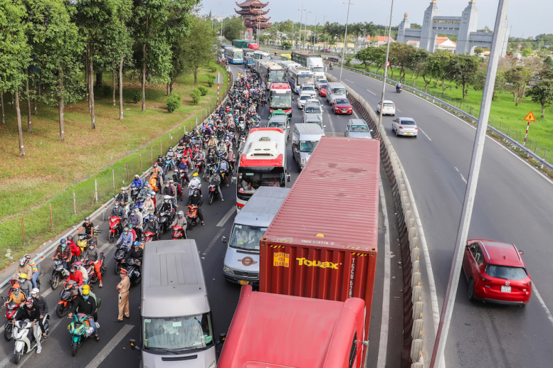 Công an Vĩnh Long phát nước cho người đi đường -0