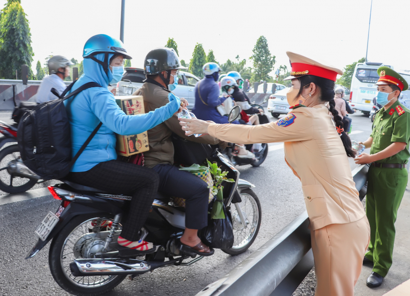 Công an Vĩnh Long phát nước cho người đi đường -0