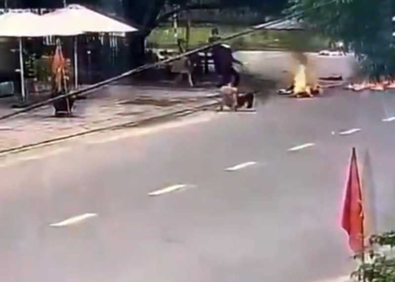 Con dâu cùng mẹ chồng tìm tình địch tẩm xăng đốt vì ghen tuông -0