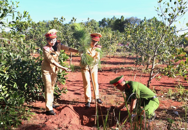 Công an Đắk Nông phát động “Tết trồng cây đời đời nhớ ơn Bác Hồ” -1
