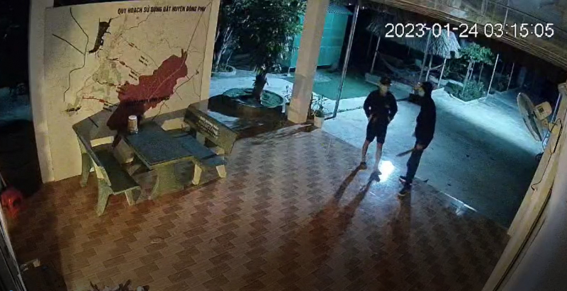 Nhóm trộm mang hung khí đột nhập vào nhà lấy nhiều tài sản -0