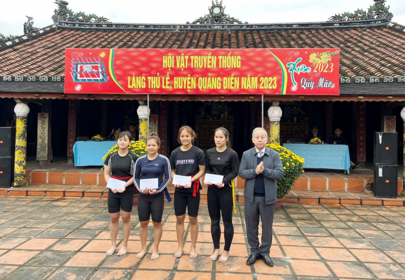 Hào hứng hội vật Thủ Lễ “lấm lưng trắng bụng” mới giành chiến thắng -0